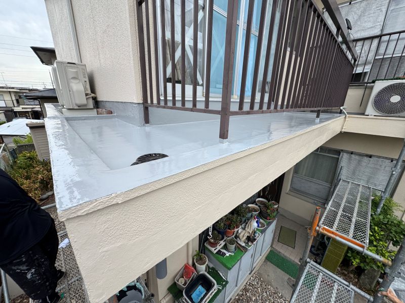 薄いグレーの塗料は防水仕上げざいです。