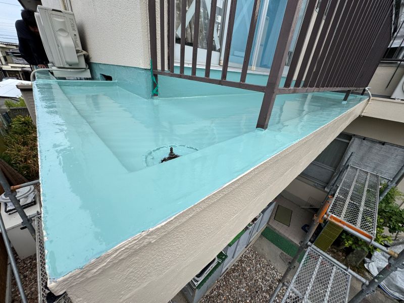 水色の塗料は防水下地です。2回塗ります。